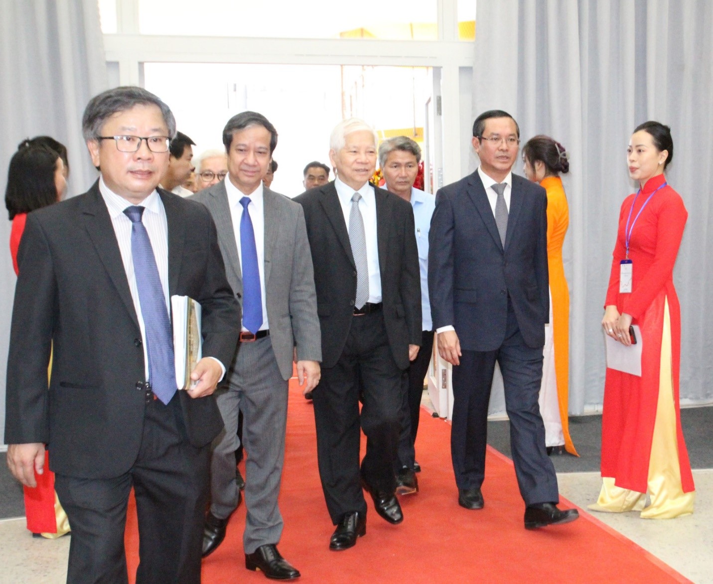 Đồng chí Nguyễn Minh Triết cùng các đại biểu đến tham dự lễ khánh thành.